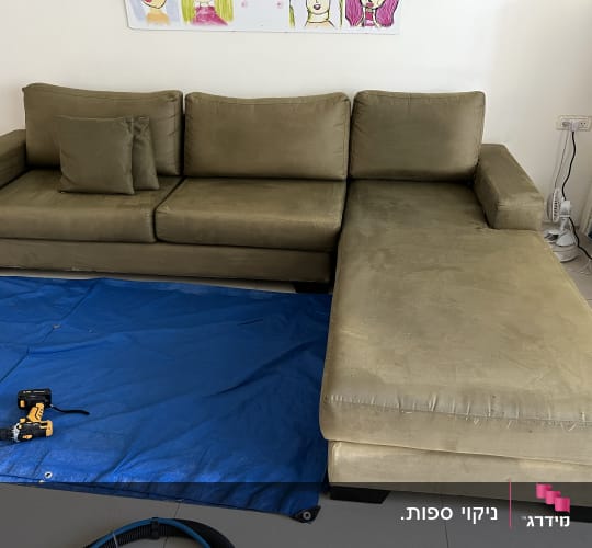 ספה ירוקה עם מקדחה על יריעת בד כחולה